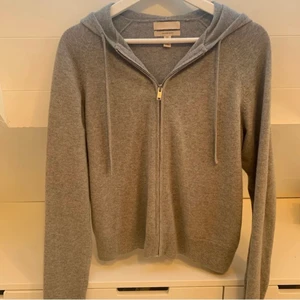 Kashmir hoodie - Lägger ut igen pga att jag inte fick den såld! Jättefin Kashmir hoodie från H&M som liknar soft goat🙌🏻köptes på plick för 500:- men kom aldrig till användning