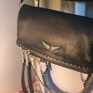 Supper snygga Zadig väska 💕💕💕  - Hej! Säljer denna supper fina zadig väskan som är köpt på jacki för drygt ett år sedan. Med väskan medföljer jacki kartong , lap, dustbag och  jacki påse.💕 väskan är svart med silver detaljer 💕väskan är i  den mindre modellen 💕🐒😊