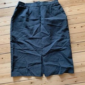 Blå kjol - Blå kjol. Jag har storleken S och den är för stor på mig så skulle säga att den passar M. Vid intresse kan jag skicka mer exakta mått på den i midjan och längden.                                                                               Skick: Bra