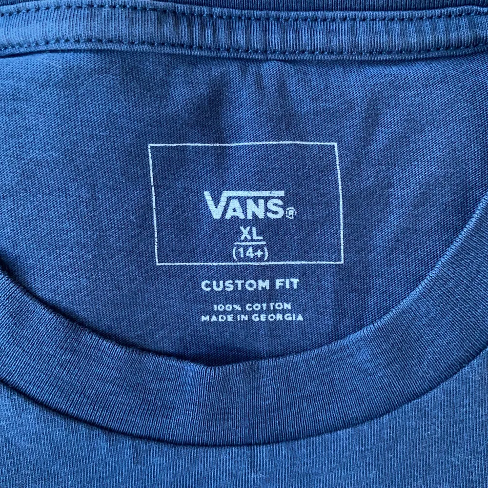 Skön och varsamt använd T-shirt från Vans i en marinblå färg. Den är i storlek XL (14+) men skulle säga att den motsvarar en vuxen s, oversized. Bara att skriva för mer info och bilder!😋🌜✨ Köparen står för frakt 📦. T-shirts.