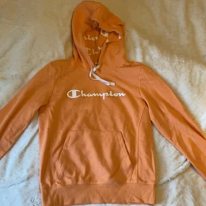 champion hoodie  - den är endast använd 1 gång, och är mer som en S än en M. fint skick och sjukt fin färg!