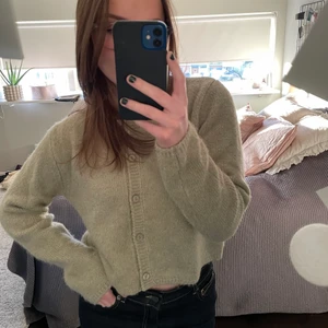 Zara kofta - Jättefin och skön kofta från zara i en grön-beige färg. Storlek M🖤  fint skick! 