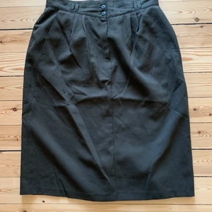 Mörkblå kjol - Mörkblå kjol. Jag har storleken S och den är för stor på mig så skulle säga att den passar M. Vid intresse kan jag skicka mer exakta mått på den i midjan och längden.                                                                               Skick: Bra