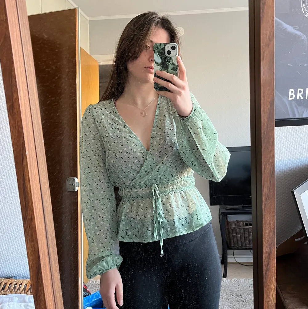 Finfin blus från Chiquelle som jag köpt i begagnad men som tyvärr blev för liten för mig:( får vårkänslor! Stl XS, tts Polyester Ser ut som ny! 💚166kr inkl spårbar frakt (ursäkta sämst bildkvalitet, tacka google). Blusar.