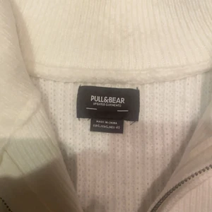 Stickad tjocktröja med krage  - Det här är en vanlig vit stickad tröja med ganska lång krage. Den är inte så stikig men skulle varit skönare med någon under. Jag säljer den för att jag har tröttnat på den och inte andvänt många gånger