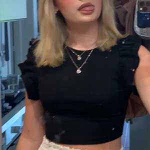 Snyggt Zara linne - Säljer mitt snygga Zara linne som är använd ca 3 ggr så det är i bra skick! den är i strl S och passar en S/XS❤️ Säljer den pågrund av att jag ej använder den❤️ ‼️‼️BUDET ÄR PÅ 120kr‼️‼️