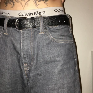 levis-jeans - Riktigt nice levis jeans i en blek gråblå wash, jättefint skick! Midjemått 79 cm, innerbenslängd 78 cm, midja till gren 27 cm. 