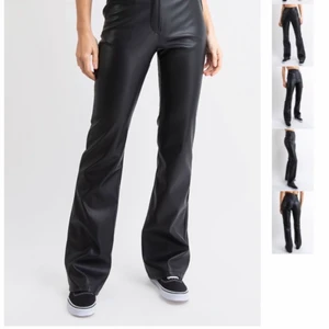 Skinnbyxor madlady - Då de blev många missförstånd på förra så lägger jag ut dem igen och gör klart lite saker, jag är 166 och ni ser hur dem sitter på mig (lite långa) är en XS/34 i byxor och dem sitter bra i midjan på mig. Köpt för 500 men lägger ut för 200 , frakten står köparen för!❤️