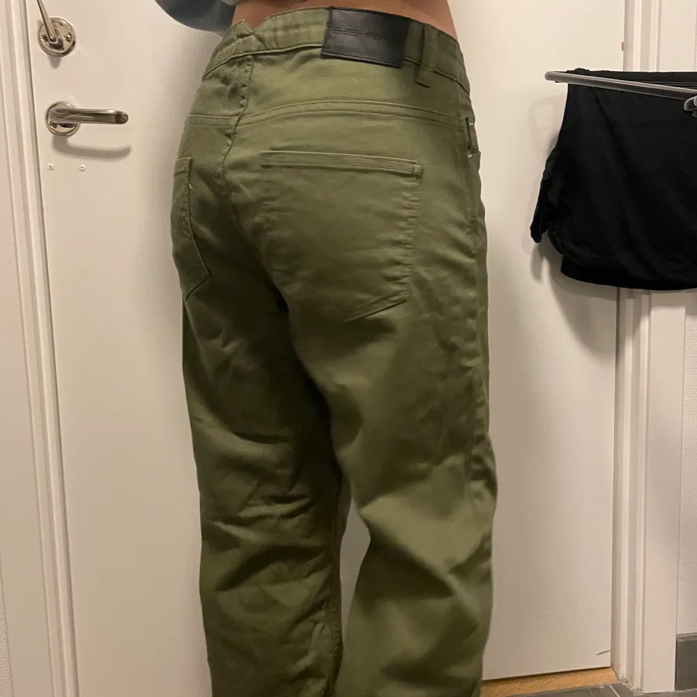 Trendiga lowwaist cargo-jeans, skitnajs grön färg. Passar en S/M 😍😍. Jeans & Byxor.