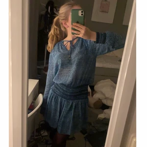 INTRESSEKOLL - intressekoll på denna fina klänningen från Michael kors. Är osäker om jag vill sälja. Säljer inte under 400. Kom med bud💕