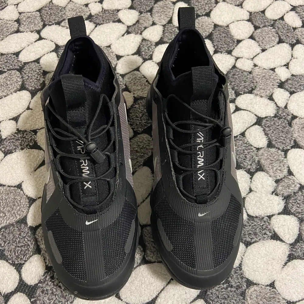 Äkta VAPORMAX skor köpta från Zalando. Ordinarie pris 2300kr. Använd 1 gång när jag först köpte dom. Anledningen till varför jag säljer de är för att de ej passade. Lite för små på mig. Väldigt fina och lätta att matcha. . Skor.