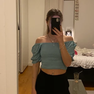 Tröja - Supersöt croppad tröja till sommaren, nyskick! Köparen står för frakten💕