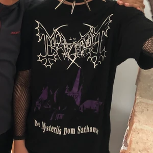Band t-shirt Mayhem - En Mayhem (Black Metal) band t-shirt i storlek large!! Originellt köpt för 250 kr! Lyssnar inte på bandet längre. 😁 kontakta för fler bilder!