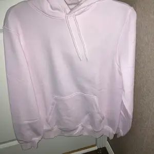 Säljer denna ljusrosa hoodie som inte kommer till någon användning, helt oanvänd. 