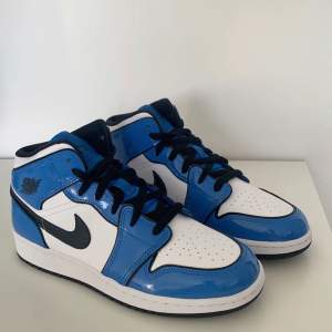 ⭐️JORDAN 1 SIGNAL BLUE⭐️ Dessa skor är i storlek us40 (ungefär är det storlek 40) i svenska storlekar. Helt nya och bara testade. Du betalar för frakten. Jag har kvitto på allt. Köpta för 2799.