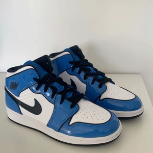 Jordan 1 signal blue - ⭐️JORDAN 1 SIGNAL BLUE⭐️ Dessa skor är i storlek us40 (ungefär är det storlek 40) i svenska storlekar. Helt nya och bara testade. Du betalar för frakten. Jag har kvitto på allt. Köpta för 2799.