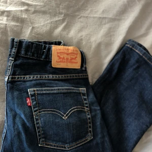 Levis jeans lågmidjade  - Så najs lågmidjade levis jeans. Straight i modellen!