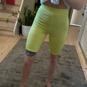 Ribbade cykelbyxor. - Neongula ribbade cykelbyxor från hm. Endast provade. Köparen står för frakt.