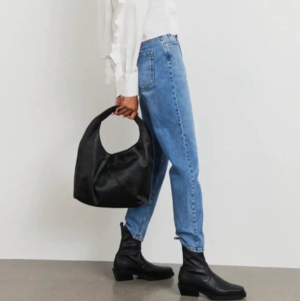 Mörkblå dagny mom jeans från Gina tricot i strl 34💙 köparen står för frakten. Jeans & Byxor.