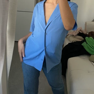 Blå skjorta  - Storlek XXS, men den är oversize och passar XS-S