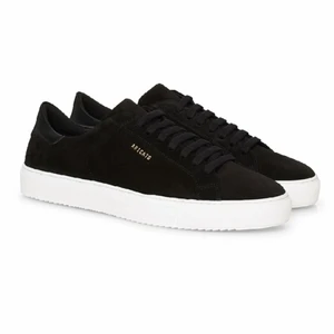 Axel Arigato Clean 90 Suede Skor - Säljer nu ett par Axel Arigato skor i bra skick! Fresha och trendiga skor! Priset går att diskuteras! Skriv för fler bilder! Box osv medföljer i nyskick! Nypris: 1949kr