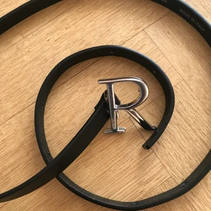 Rodebjer skärp  - Superfint Rodebjer-skärp säljes! Har använt det några gånger bara - så väldigt fin skick! Mått 102 cm