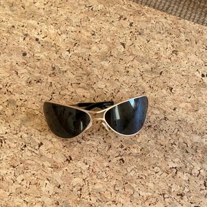 Solglasögon från Eytys  - Supercoola solglasögon från Eytys! Endast använda på bild. Säljes pga har ett till par med svart ram som jag använt istället. Kommer med fodral och tagen kvar. Nypris 1700, modellen heter Zenit och säljs fortfarande till fullpris på hemsidan. Pris kan diskuteras!