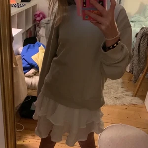 Vit kjol - Säljer denna kjolen ifrån shein då jag inte använder den. Den är bara provad köparen står för frakten 💞 Alla är egna bilder 💞
