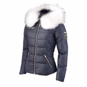 rock and blue jacka strl 34 - (säljer åt min vän) hennes rock and blue jacka med vit päls och guldiga detaljer, den äldre modellen (kort). Hon har växt ur den och vill sälja den inga skador på jackan vad hon vet kan kollas noggrant vid intresse! pris kan diskuteras vid snabb affär❤️❤️