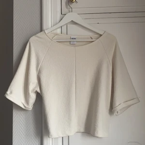 Tröja - Säljer denna tröja som är väldigt bekväm med snyggt material. Använd ett få tal gånger. Köparen står för frakten, spårbart. 