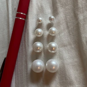 Örhängen - Säljer mina knappt använda örhängen då jag inte använder de längre. Man får med alla 4 par för priset☺️💖