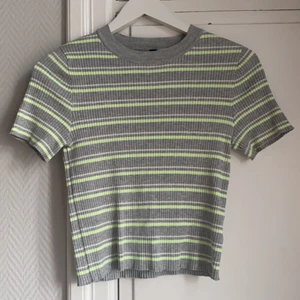 T-shirt - En randig t-shirt som knappt har kommit till användning. Väldigt mjukt material. Köparen står för frakten, spårbart. 