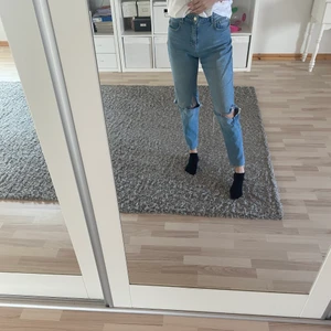 Mom jeans med hål - Säljer dessa mom jeans med hål på knäna från Gina. Köpta här på plick men har bara legat i lådan sen dess. Där är ritade två hjärtan på baksidan av fickorna som förra ägaren av byxorna hade ritat ditt. Är 166 som referens.