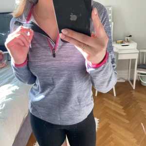 HALF ZIP TRÄNINGSTRÖJA - En träningströja från Karhu med rosa detaljer! Superskön att träna i nu på våren. Bra kvalité, inte kommit till användning!💕