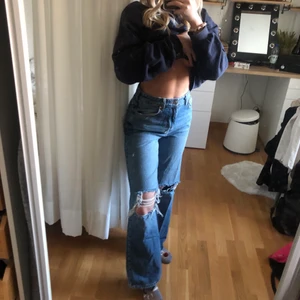 Blåa jeans - Älskar dessa jeansen från Gina men inte riktigt min stil. Strl 38 men ganska tighta. Använt de 2 ggr.