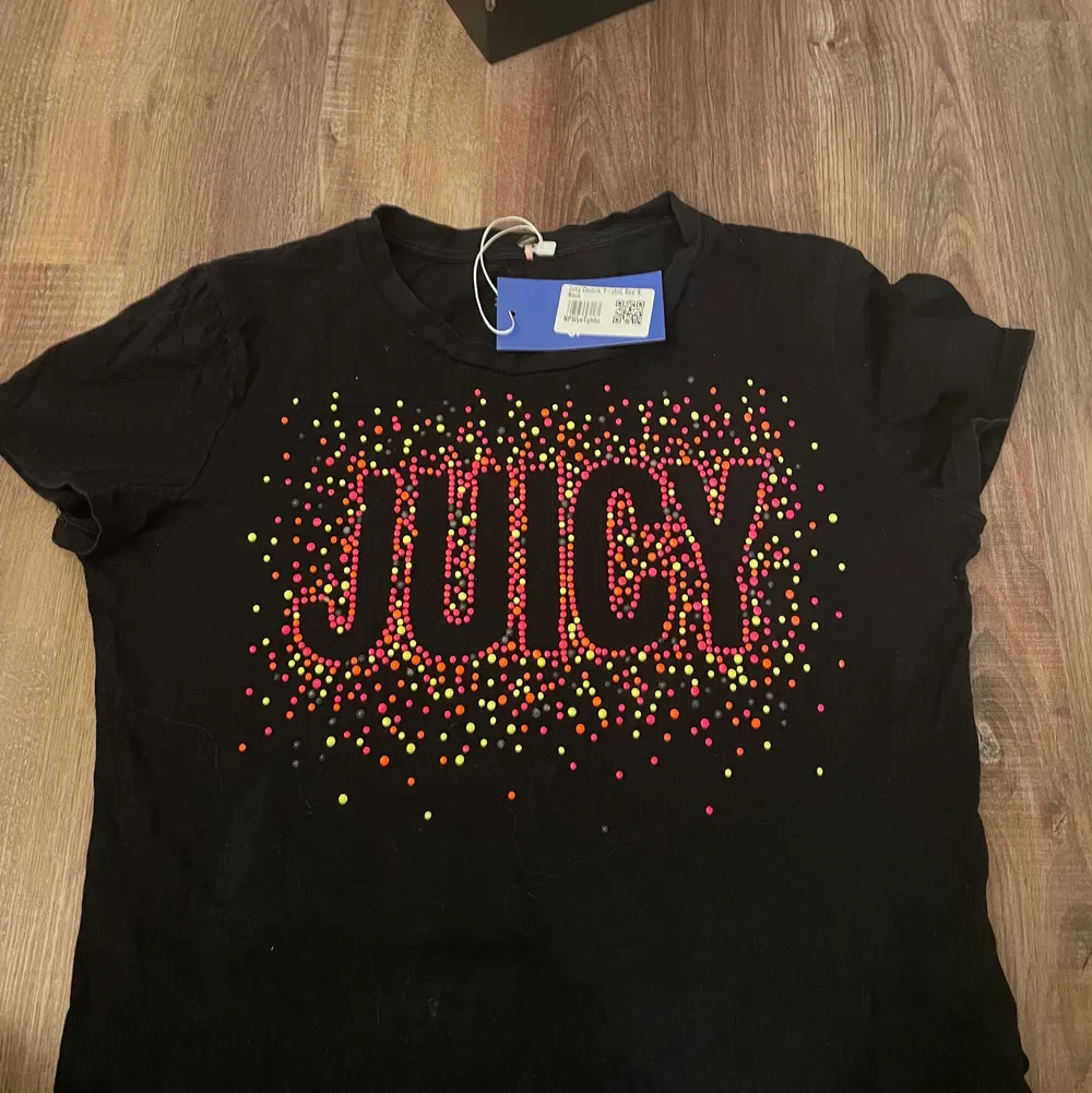 En superfin juicy couture t-shirt, aldrig använd från sellpy, storlek S💕. T-shirts.