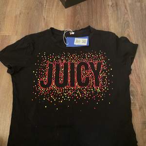 En superfin juicy couture t-shirt, aldrig använd från sellpy, storlek S💕