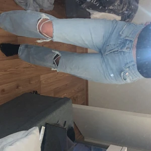 Gina tricot byxor strl 30 - Nya jeans från Gina tricot som endast använts en gång. De är i god skick och är superfina. Säljer pga ingen användning. Nypris: 500kr, mitt pris ligger på 250kr. 💕 