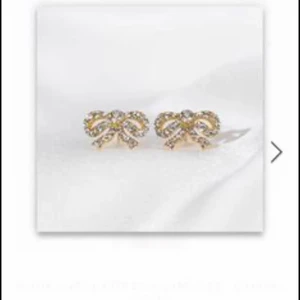 Lily and rosé  - Helt nya Lily and rosé örhängen, säljer pga att jag köpte fel färg! Dessa är i guld