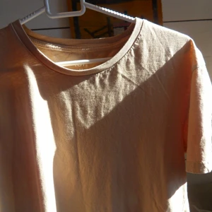 Enkel beige tshirt - Säljer en basic tshirt! Oanvänd!