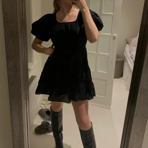 Other stories klänning  - Säljer nu denna skönhet, så himla fin på alla sätt men kommer tyvärr inte till användning längre✨🧡Super snygg att ha även i höst till ett par boots✨✨