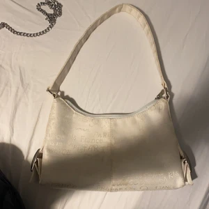 Miniväska - Jättefin miniväska köpt secondhand men kommer aldrig till användning💋💋passar till verkligen allt !!!