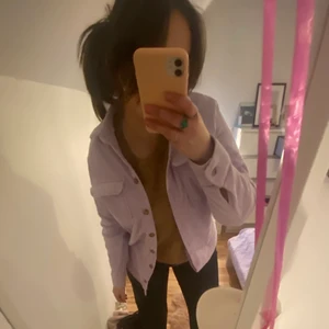 Manchesterjacka - Lila manchesterjacka i storlek Xs från Monki. Upplever den som lite oversize så passar snarare en S/M om man vill att den sitter lite tightare. Kan självklart skicka fler bilder💜