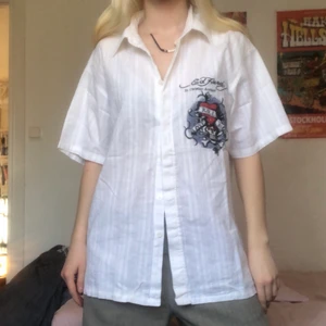 Ed Hardy skjorta - Jättemycket Ed Hardy Skjorta med korta ärmar i linnematerial! Aldrig sett något liknande plagg från Ed Hardy innan! Letar nytt hem! 💖💖💖