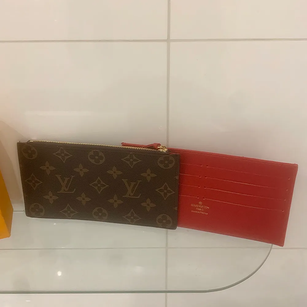 Världens finaste Louis Vuitton väska i modellen félicie pochette. Helt ny och du får även med två plånböcker, en röd kortplånbok och en vanlig plånbok och såklart den skit fina väskan. Frakt tillkommer kan även mötas i Göteborg❤️‍🔥❤️‍🔥🥰🥰. Väskor.