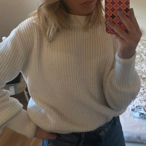 Stickad tröja  - Väldigt fin stickat vit tröja🤍använd mycket, men syns inte något. Säljer pga går ej användning för tröjan längre