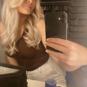 Topp - Säljer denna superfina bruna topp från BikBok som har band man själv knyter runt halsen! Endast kommit till användning en gång, därav säljer jag den! Priset kan ändras vid köp av flera plagg ❤️