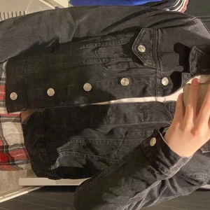 Jeansjacka svart - Säljer denna super fina jeansjackan från Lager 157 i storlek XS men passar minde med! Mycket fint skick och sparsamt använd❤️‍🩹