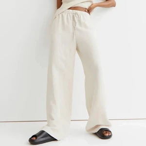 Linnebyxor  - Så fina och populära linnebyxor från HM! Slutsålda!! De har aldrig kommit till användning så prislappen sitter fortfarande kvar. Storlek S 🥰🤍 