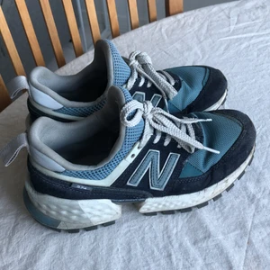 Skor från New Balance - Sparsamt använda, supersköna sneakers från New Balance. Frakt tillkommer🌸